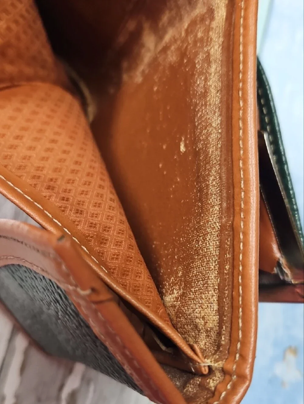 Vintage Dooney & Bourke All-Weather Leather compact wallet in hunter green/tan